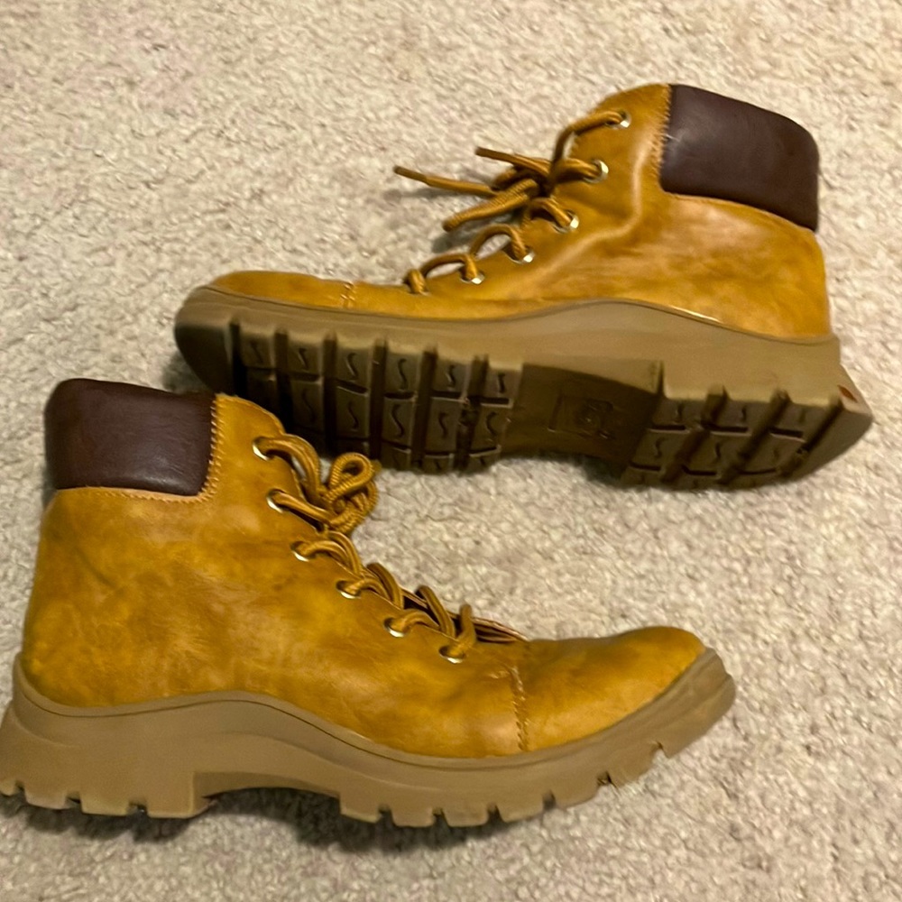 Brand new womens 6 1/2 Simon boots
